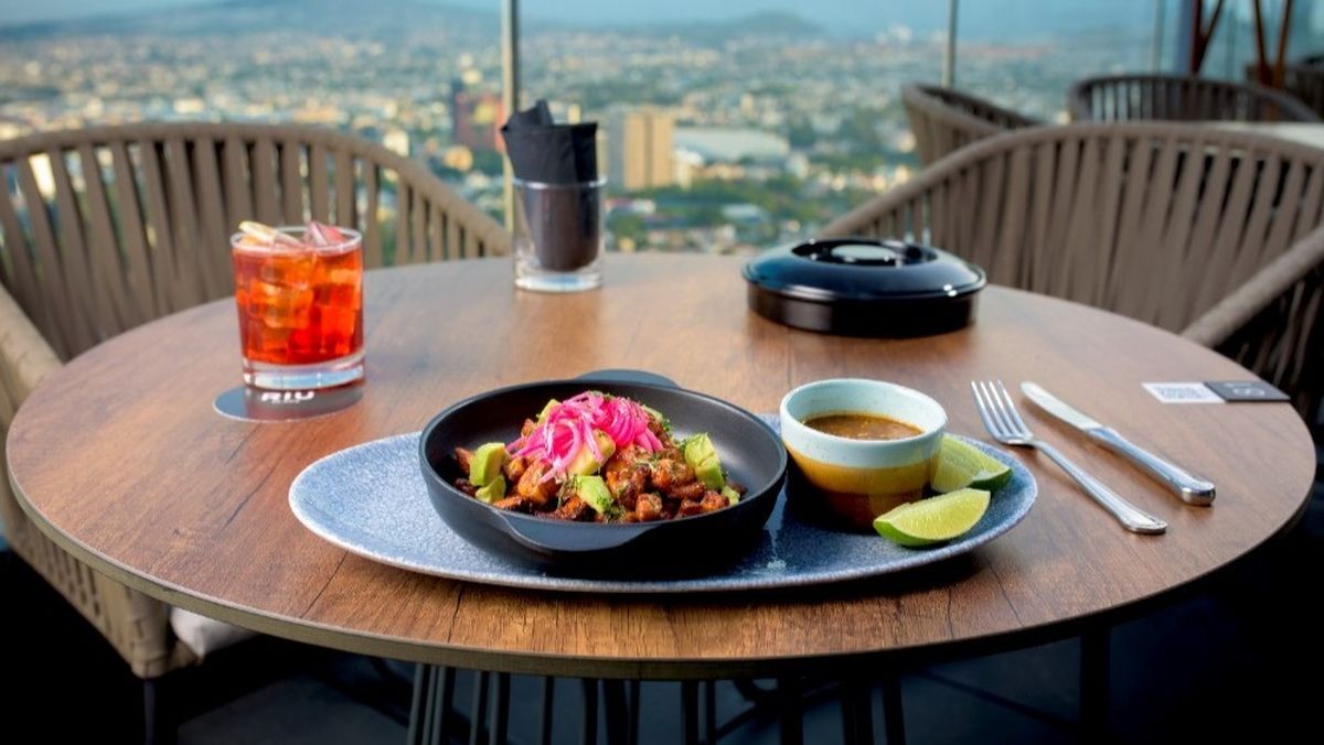 El 360&deg; Rooftop Bar ofrece gastronom&iacute;a mexicana y espa&ntilde;ola.