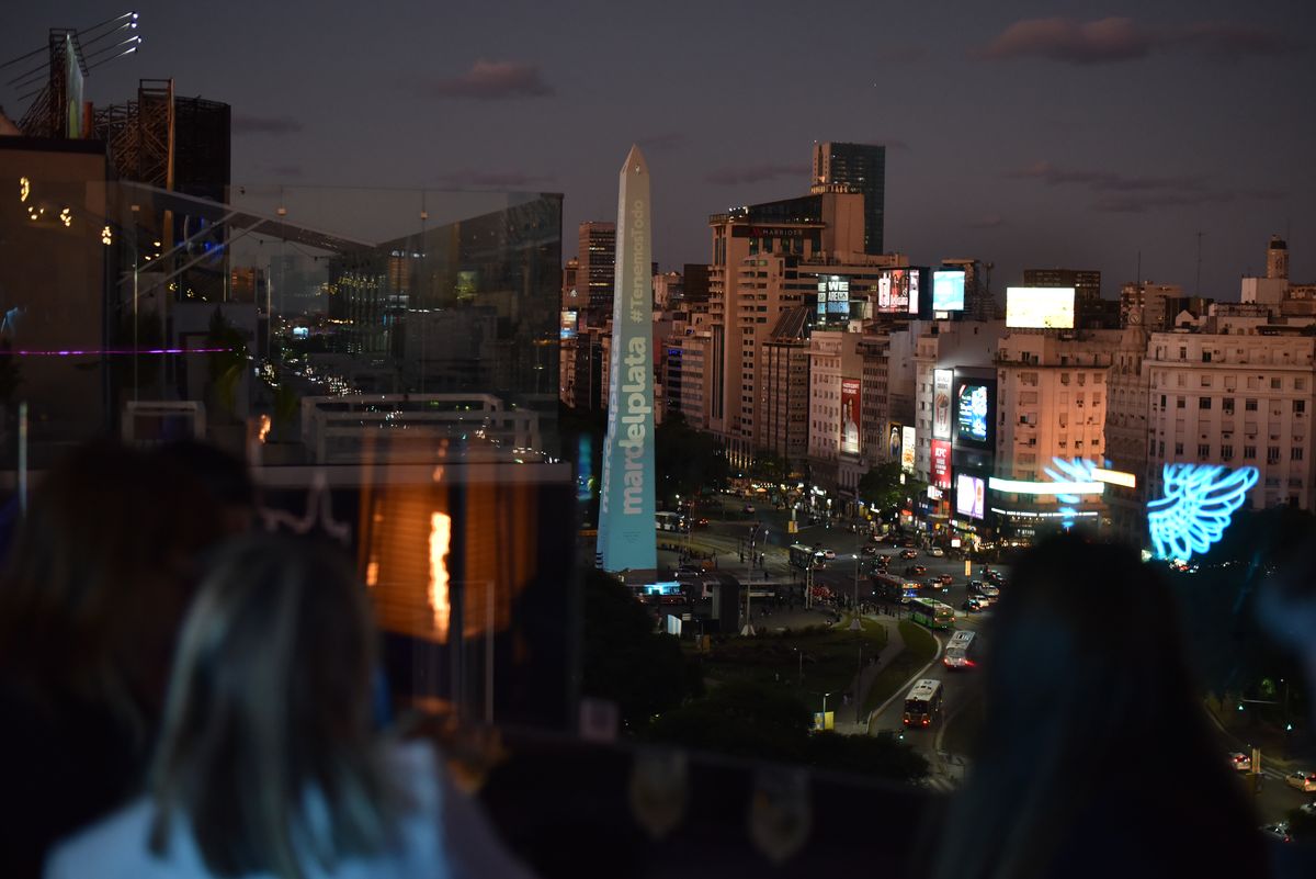 En el marco del inicio de la nueva temporada de verano 2023 en Mar del Plata se proyectaron sobre el Obelisco los atractivos principales del destino.