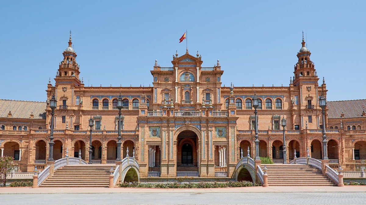Una de las mejores formas de conocer Sevilla es a través de sus plazas. Una de las mejores formas de conocer Sevilla es a través de sus plazas.