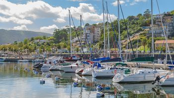Uruguay: Piriápolis propone hermosas vacaciones de verano 2025 en la playa y en una ciudad llena de misterios y mucho por conocer.