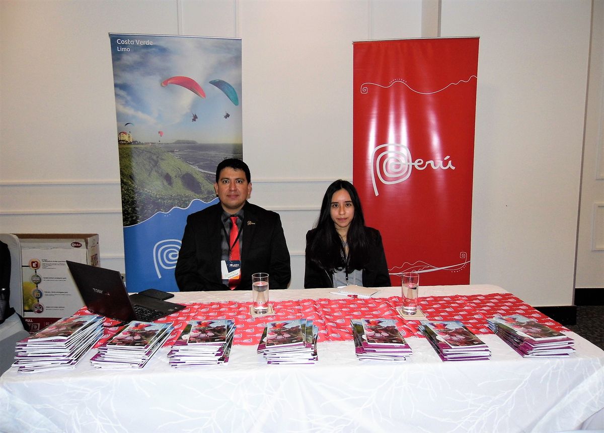 Gabriel Chumpitaz, especialista en turismo de la oficina comercial de Perú en Ecuador (PromPerú); Carla Fernández, asistente de turismo. 