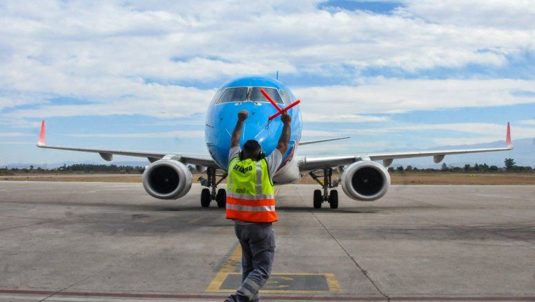 El mismo avión continuará viaje hacia la ciudad de Mendoza, brindando la posibilidad que el turista extranjero que visita las Cataratas del Iguazú -o que ingresa desde Brasil- no tenga que pasar por Buenos Aires para viajar hacia Jujuy.