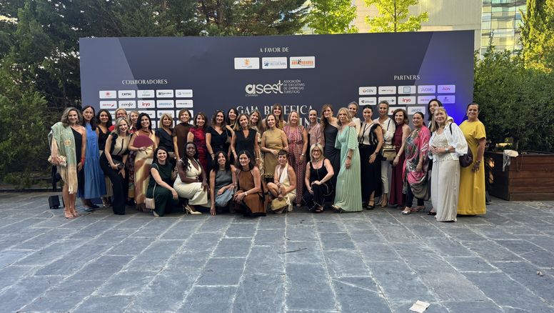 Algunas de las profesionales que forman parte de ASEET, durante su gala benéfica de 2026.