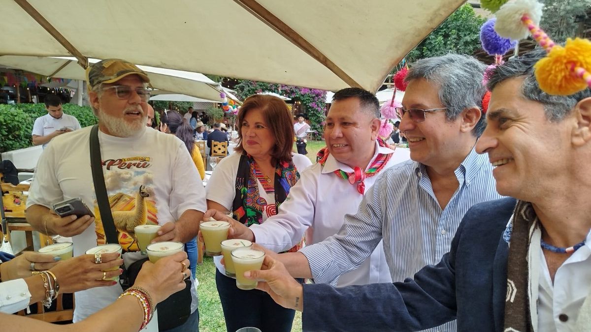 Agencias y operadores brindando por el aniversario de Perú Inkásico.