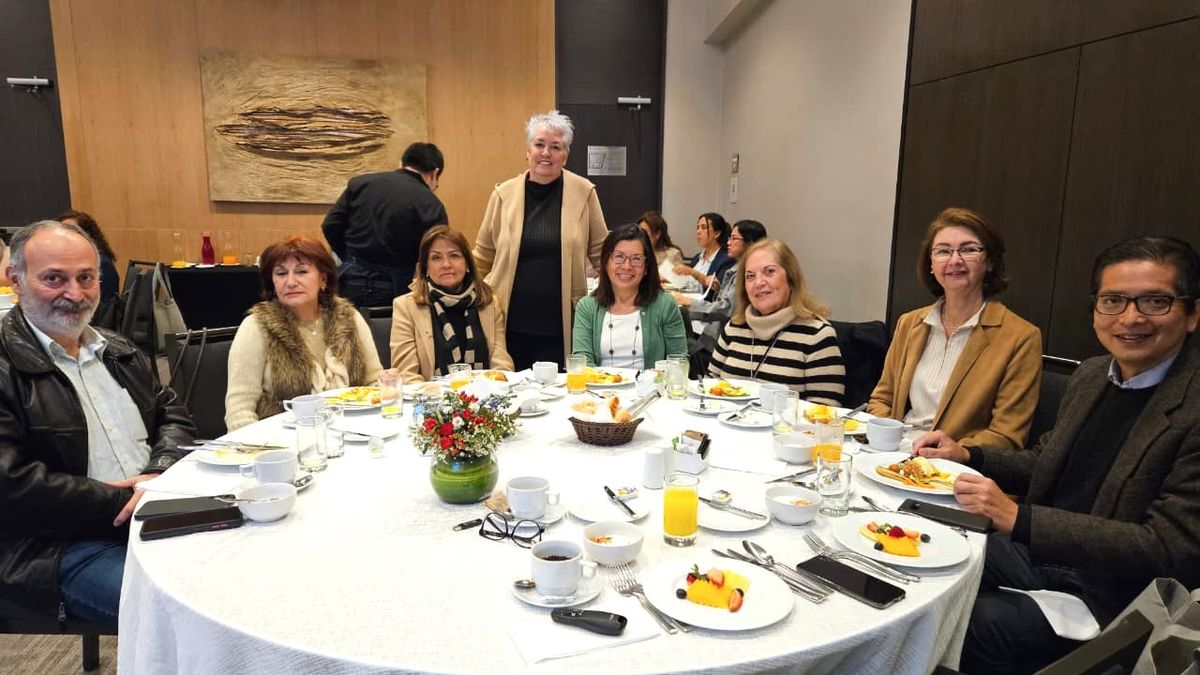 Kimberly Burns junto a las principales agencias y vendedores potenciales, presentes en la capacitación de Oceania Cruises y Regent Seven Seas.