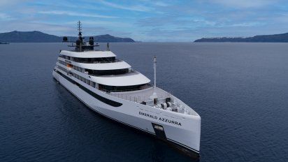 Con una longitud impresionante de 360 pies, el Emerald Azzurra es más grande que un yate típico, pero también es lo suficientemente pequeño como para ofrecer ventajas distintivas de los grandes cruceros.