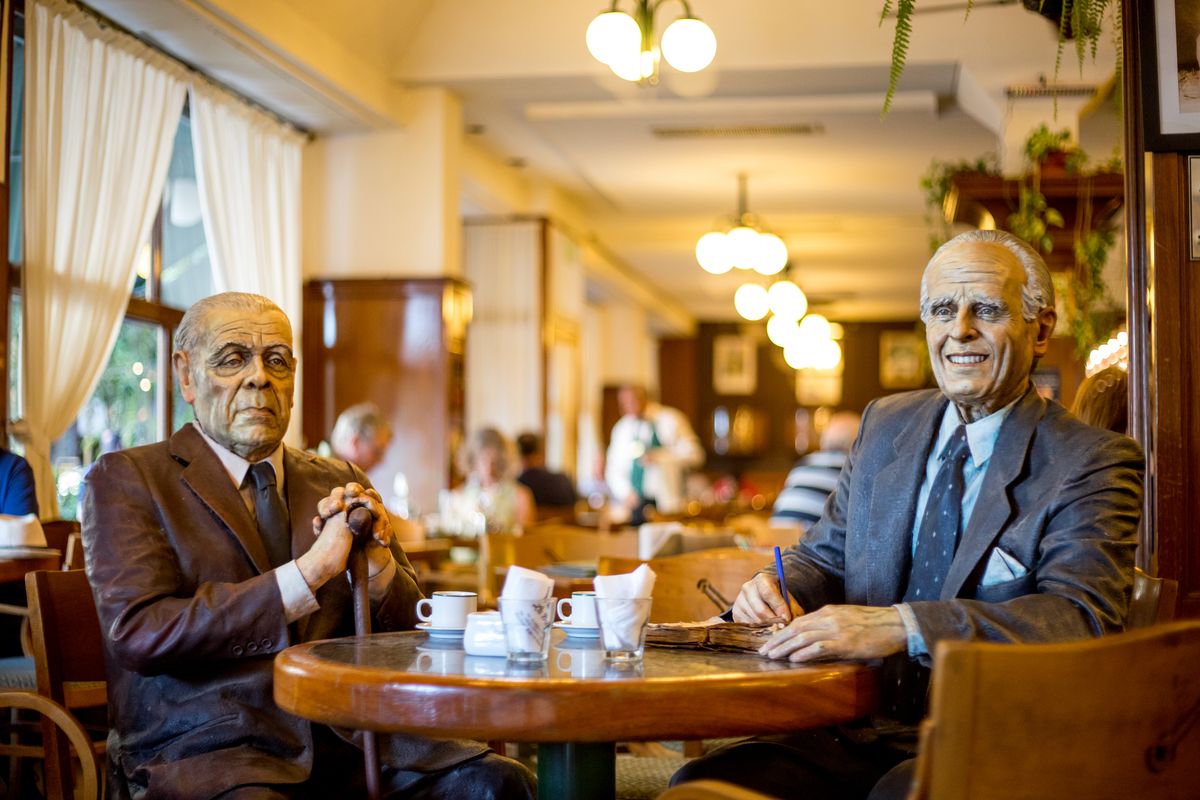 La Biela es uno de los tantos bares notables de Buenos Aires. La Biela es uno de los tantos bares notables de Buenos Aires.