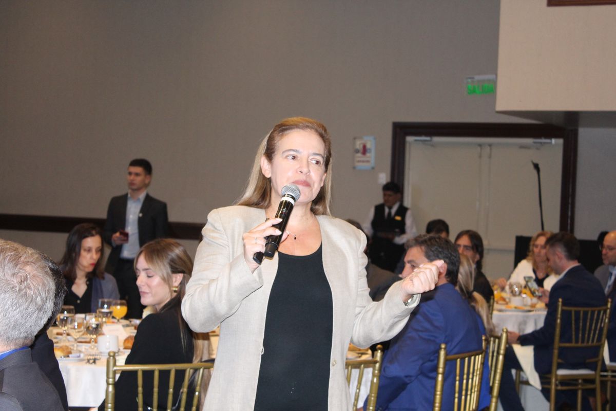 Paula Fari&ntilde;a, capacitadora de la C&aacute;mara Argentina de Turismo, informando sobre los destinos que tiene el pa&iacute;s del tango.
