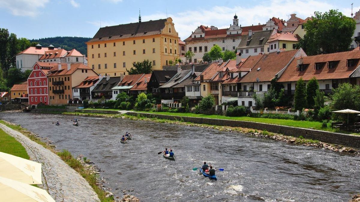 República Checa: el río Moldava da la vuelta alrededor de toda Ceský Krumlov y la mejor forma de recorrerlo es en balsa o kajak.