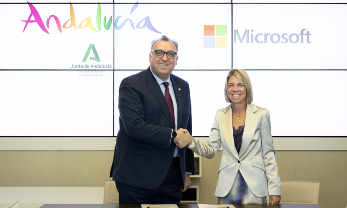 Arturo Bernal, consejero de turismo de Andalucia, y Natalia Escobedo, directora de Sector Público en España de Microsoft.