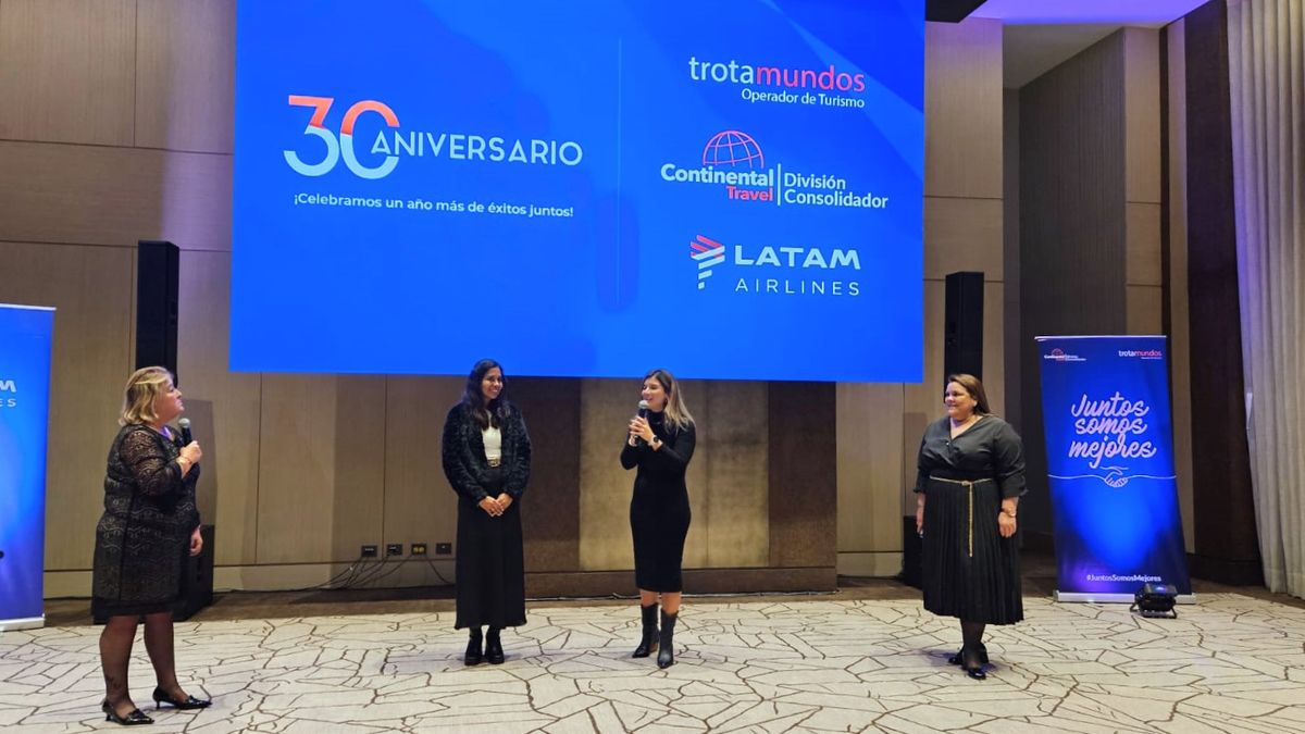 El equipo de Latam Airlines felicitando a Continental Travel por sus 30 años en el rubro turístico.