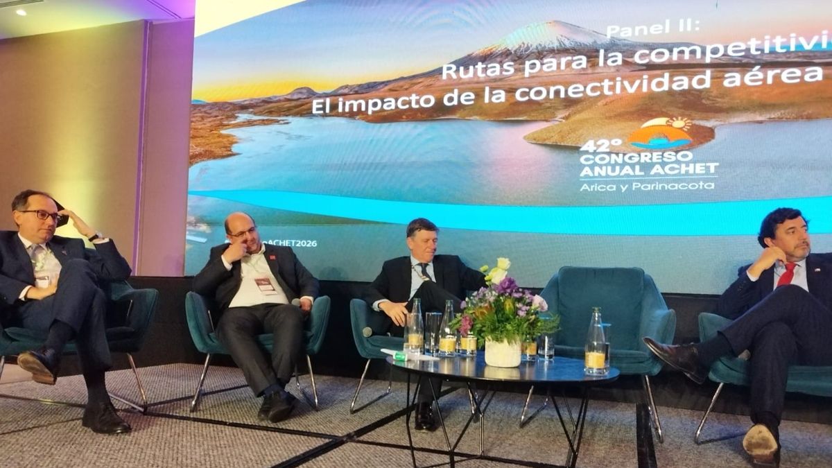 Panel sobre el impacto de la conectividad aérea desarrollado en Arica durante el 42° Congreso Achet 2026.
