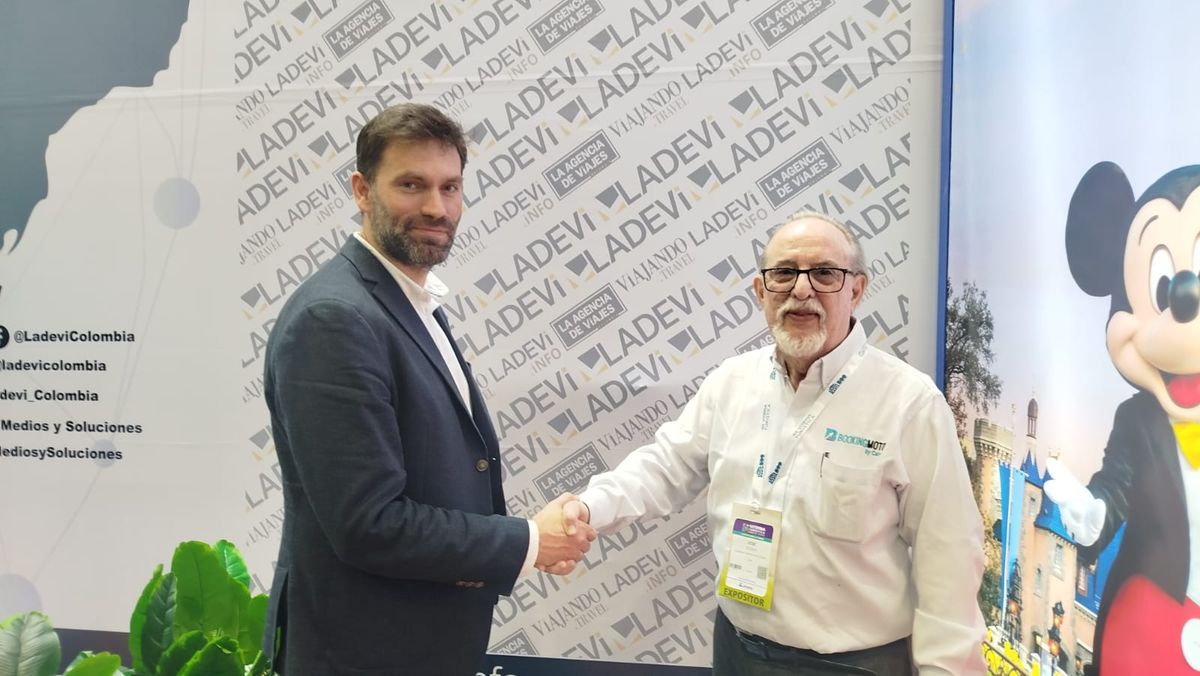 Antonio Paramio, director comercial de Eurorutas y Jos&eacute; Carlos plaza, gente general de Booking Motor by Carrusel.