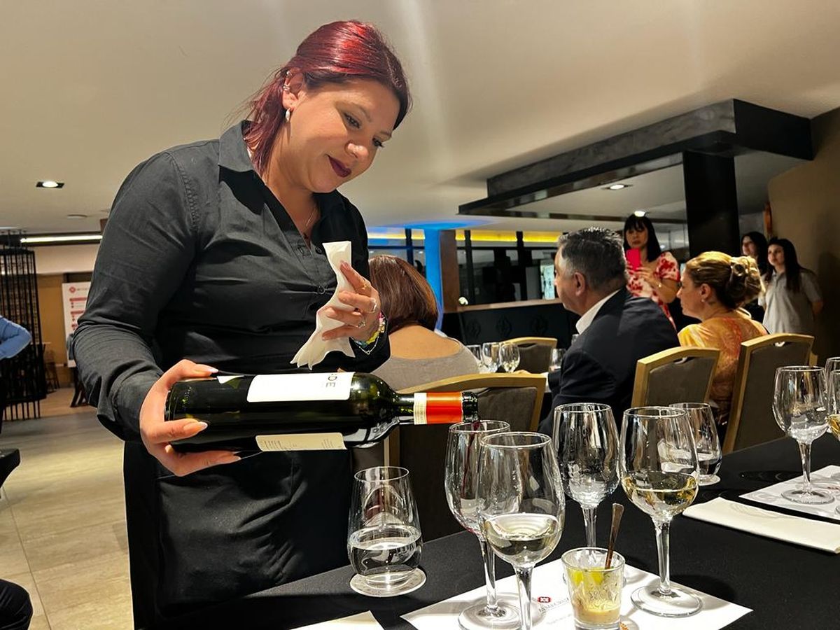 Hotel Almacruz de Santiago realizó una Cata Urbana a los presentes, destacando la variedad de cepas de vinos de diversos valles de Chile.