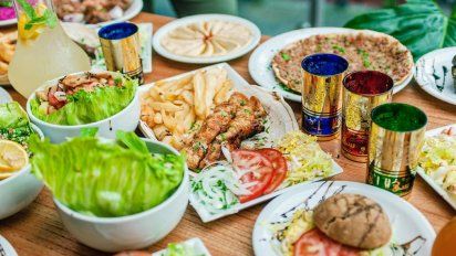 El restaurante de Buenos Aires Aleppo presenta platos sirios exquisitos como el shawarma o los falafels y tiene una fachada muy original.