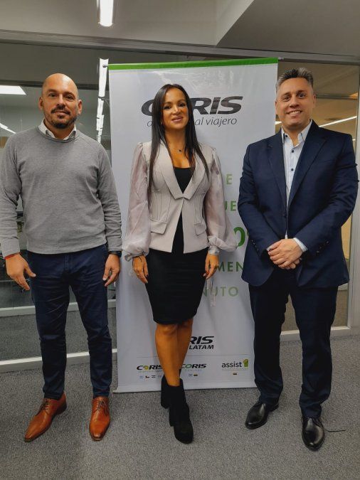 Francisco Rodrigo, gerente comercial de Coris para Latinoamérica, junto a Pilar Lozano, CEO de Grupo Coris Latam, y Leandro Cardozo, gerente comercial de la empresa en AMBA.