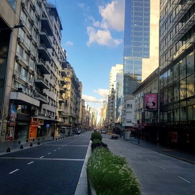 La desaolada avenida Corrientes durante el aislamiento social obligatorio.