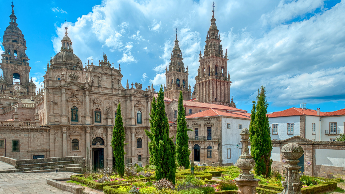 El Camino Francés entre Sarria y Santiago atraviesa algunos de los paisajes rurales más reconocibles de Galicia.