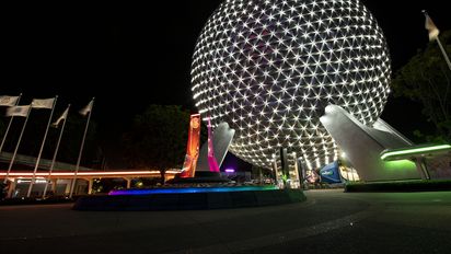 La icónica esfera geodésica de Epcot luce en Walt Disney World Resort más luminosa que nunca.