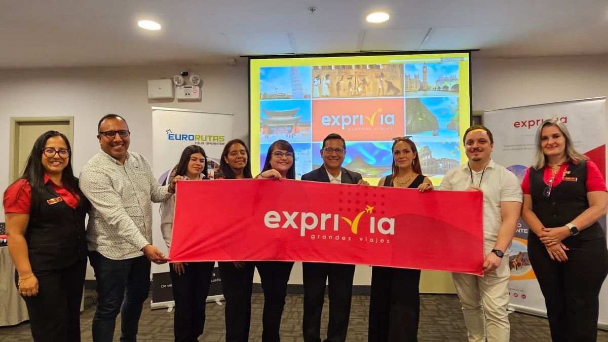 Equipo de Exprivia Grandes Viajes junto a sus aliados Travi Assist y Plus Ultra.