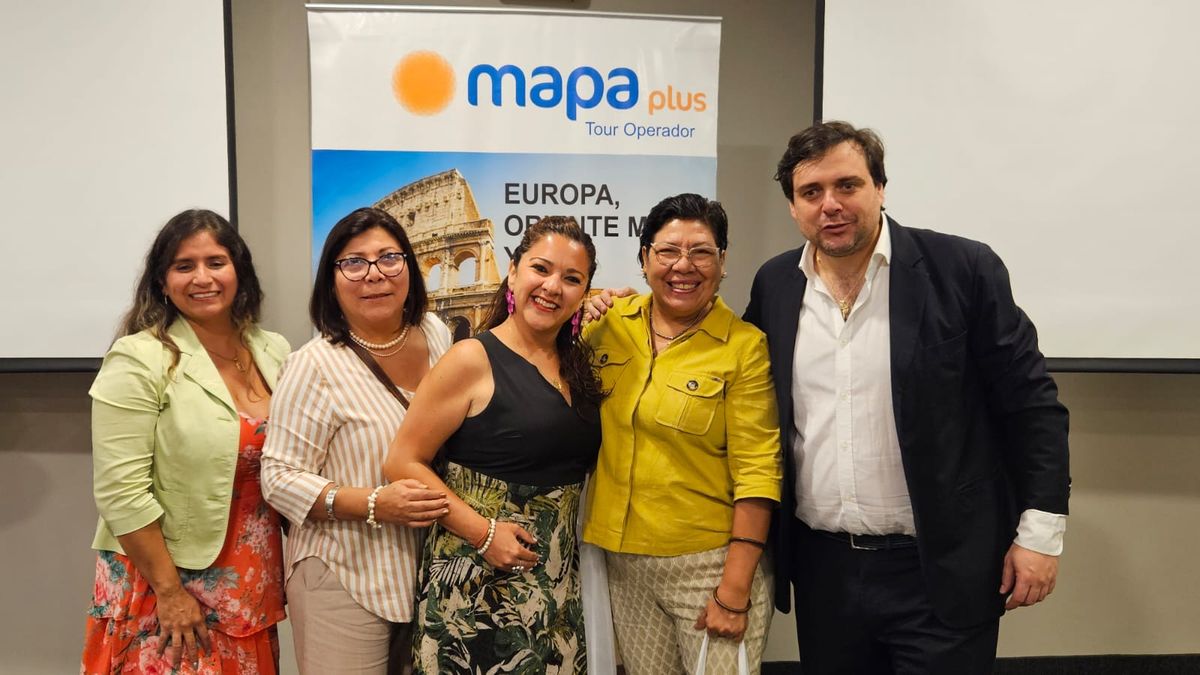 Agentes de viajes presentes junto a Antonio M&aacute;rquez.