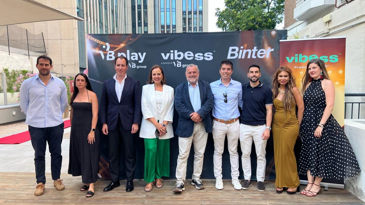 Miembros de Binter y VB Group sellan la alianza