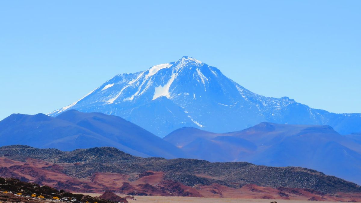 Salta: el Volcán Llullaillaco es uno de los paisajes poco convencionales y sorprendentes de Salta que vale la pena descubrir. 