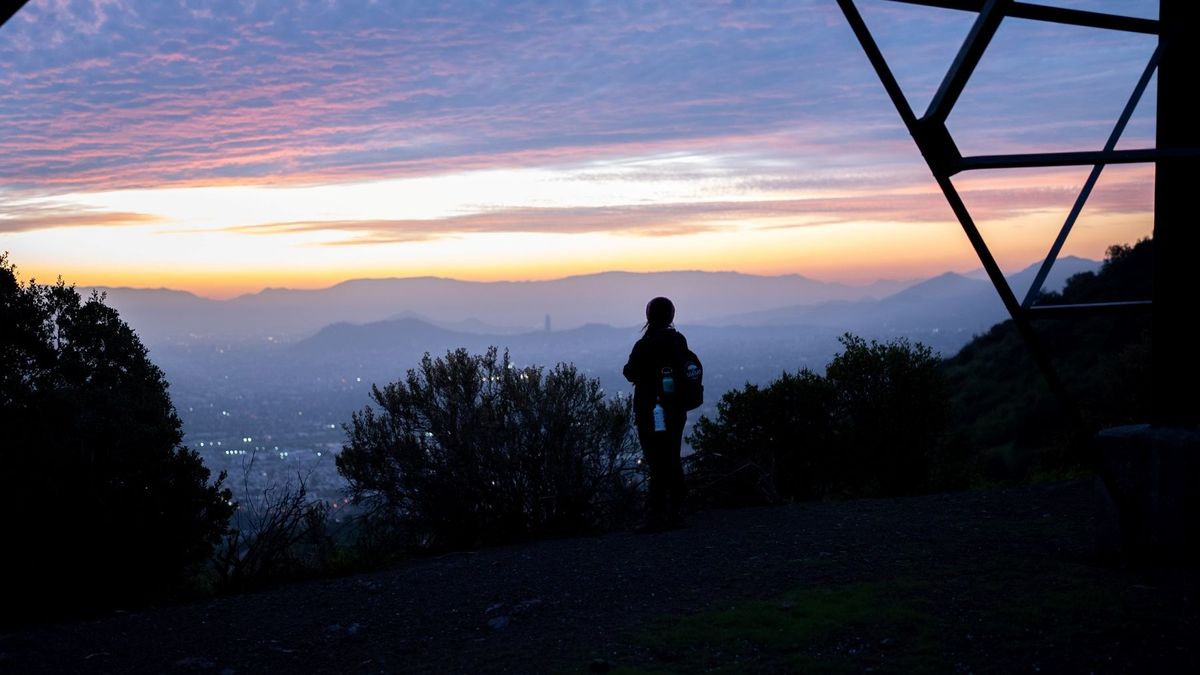 Grupo realizando trekking nocturno en la precordillera de Santiago.