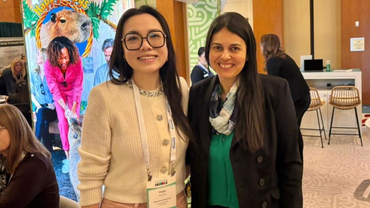 Yinglu Tian y Alessandra Ueno Schomburg, de Experience Kissimmee.