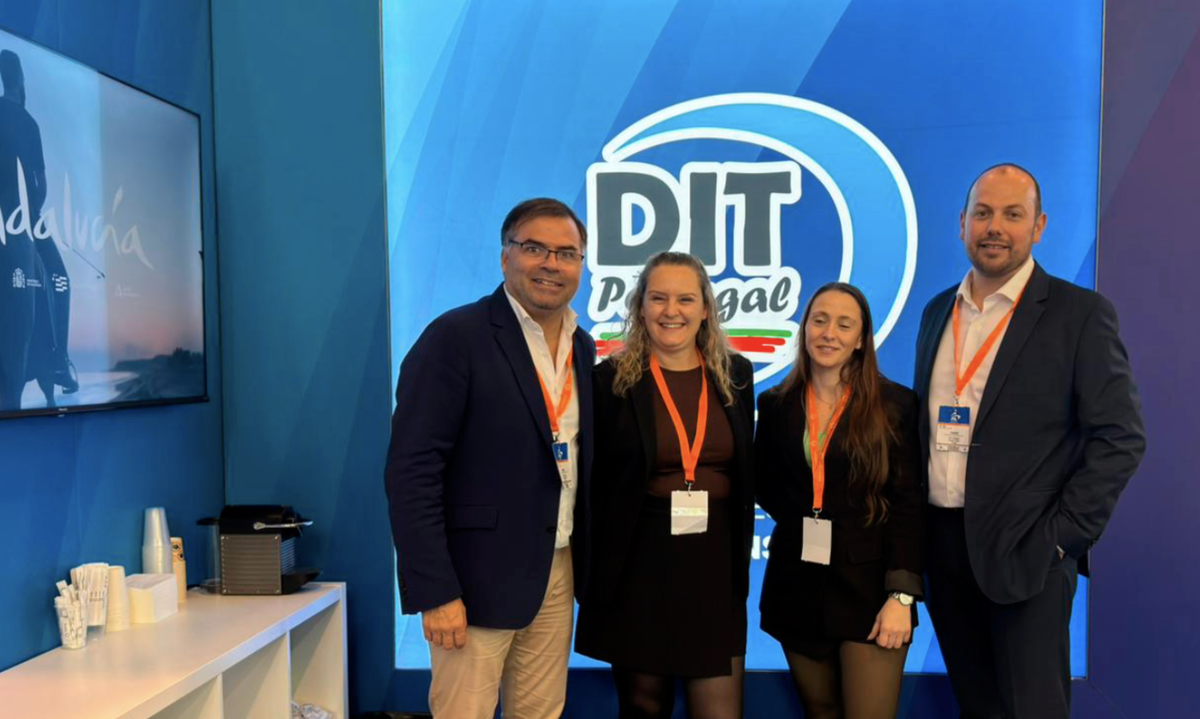 Lander Arriaga (derecha), director de DIT Gestión, junto a parte del equipo de la compañía en Portugal.