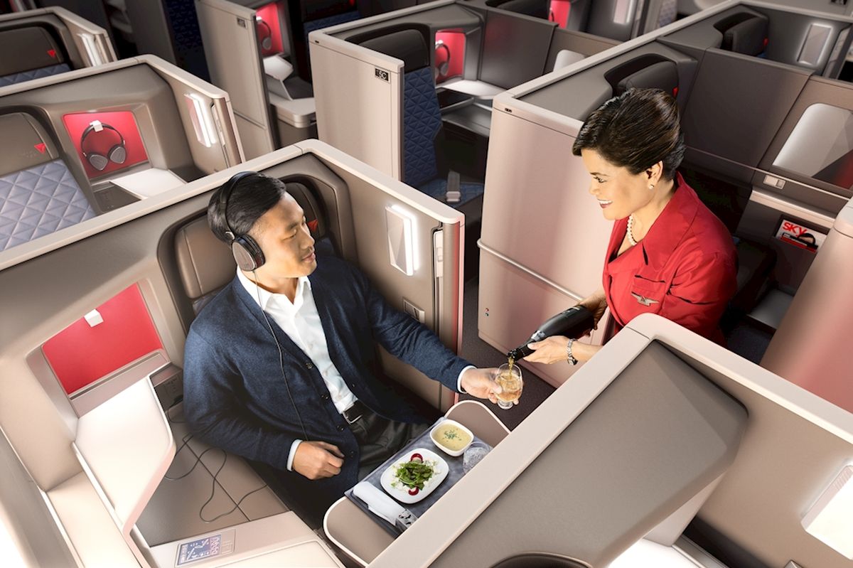 Delta Air Lines celebra su centenario ofreciendo un servicio de alta calidad en sus cabinas Delta One. - Ladevi Medios y Soluciones Delta Air Lines celebra su centenario ofreciendo un servicio de alta calidad en sus cabinas Delta One.