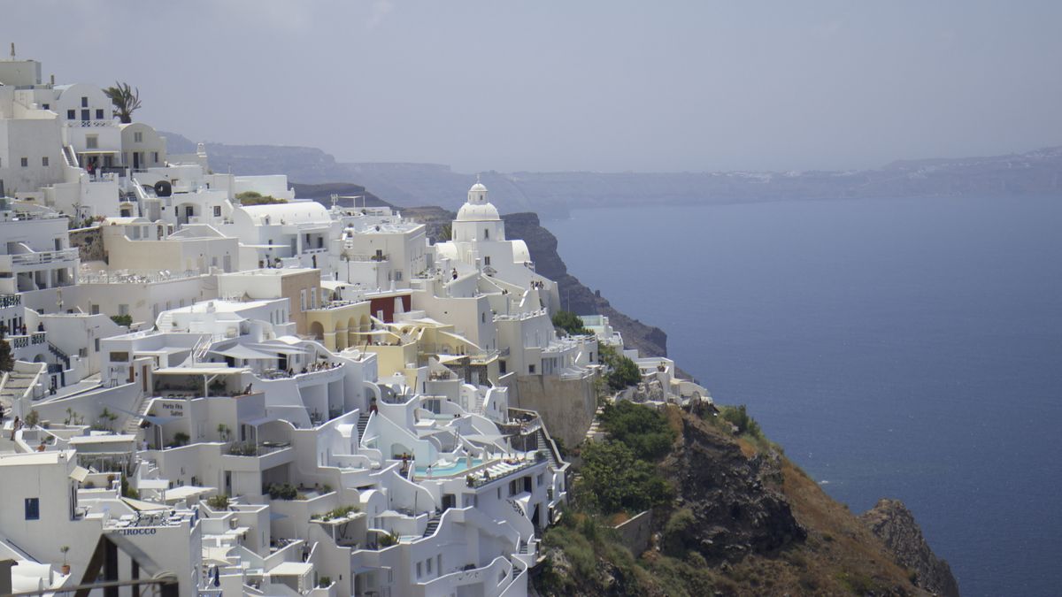 En Europa, la isla de Santorini ofrece clubes de playa con cabañas privadas, exquisita cocina mediterránea y vistas inigualables al mar.