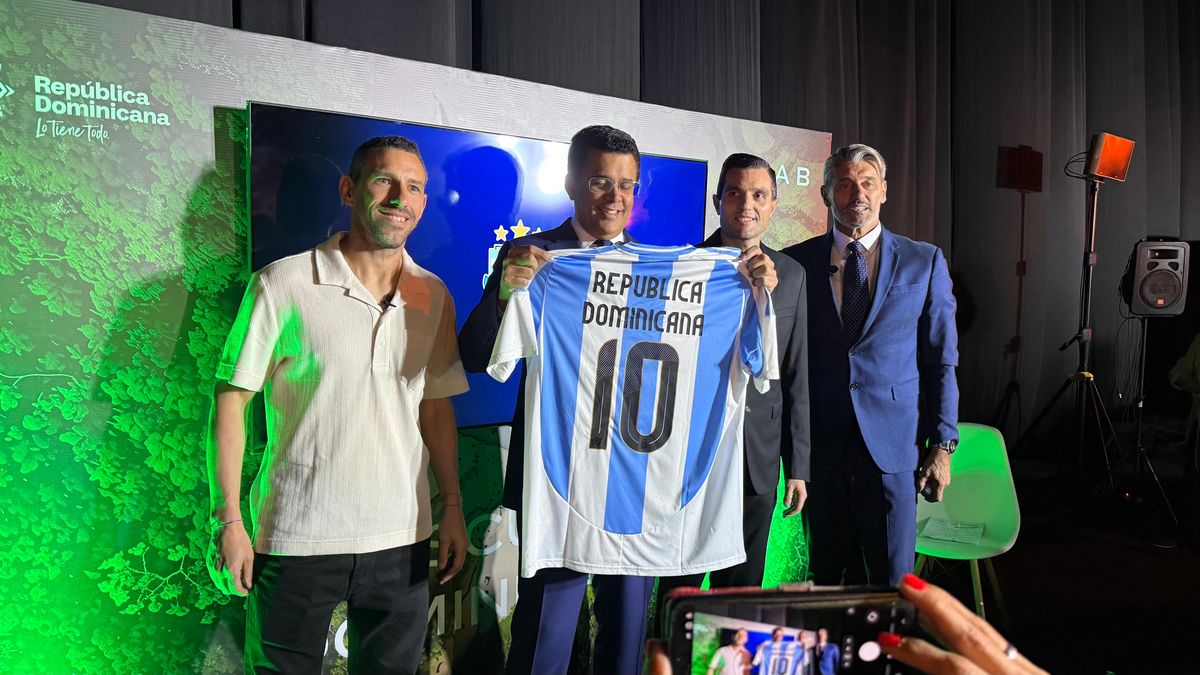 El ministro de Turismo de República Dominicana, David Collado, junto a los ex futbolistas Maximiliano Rodríguez y Sergio Goycoechea; y Leandro Petersen, jefe de Marketing de AFA.