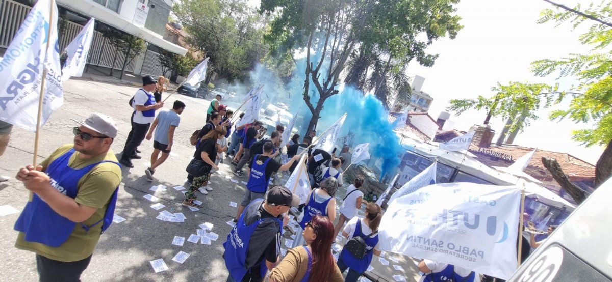 Uthgra Mar del Plata organizó una protesta enla puerta de la parrilla La Cabrera.&nbsp;