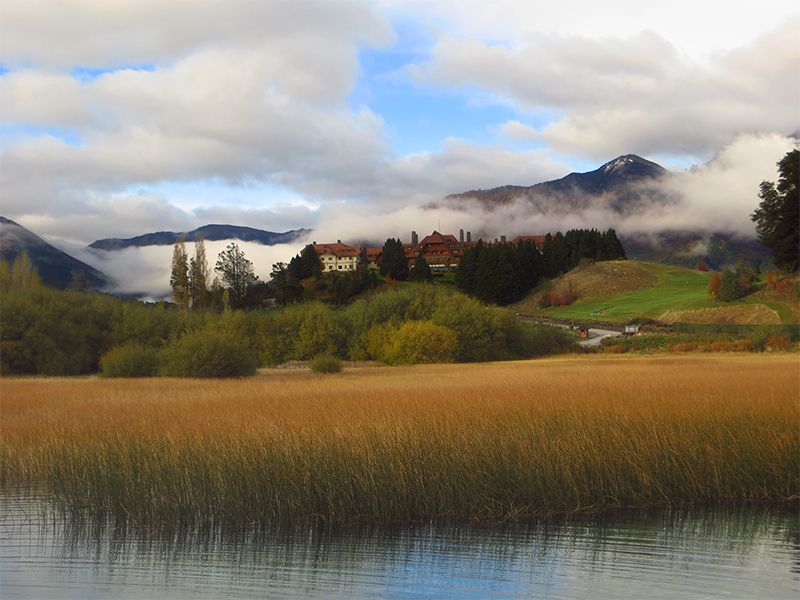 Una encantadora postal del Llao Llao, avistada apenas se parte de Puerto Pañuelo.