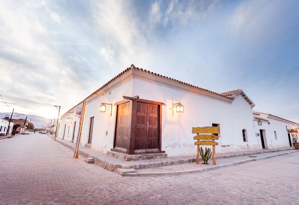 Escapadas en Salta: vista desde las calles en el pueblo de San Carlos.