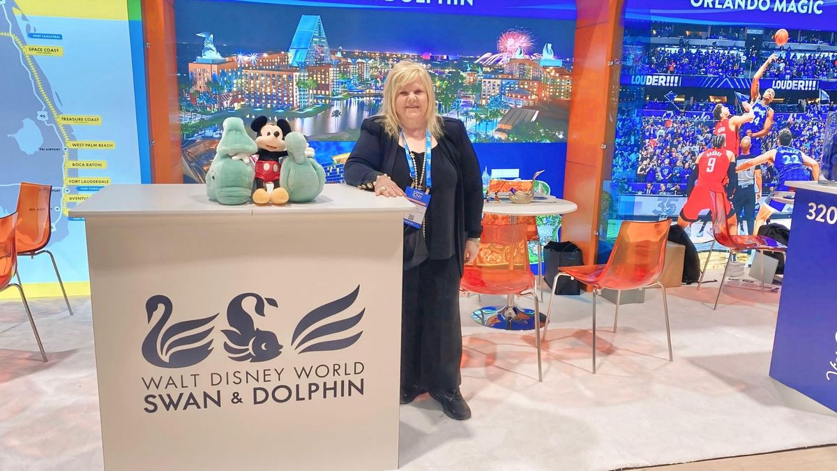 Livia Cohen, Account Director Leisure de Walt Disney World Swan and Dolphin dentro de IPW 2025.