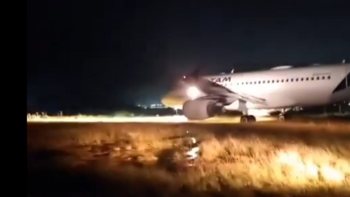 Airbus A316 de Latam Airlines se salió de la pista durante un aterrizaje en el Aeropuerto de Chapecó. - Ladevi Medios y Soluciones Airbus A316 de Latam Airlines se salió de la pista durante un aterrizaje en el Aeropuerto de Chapecó.
