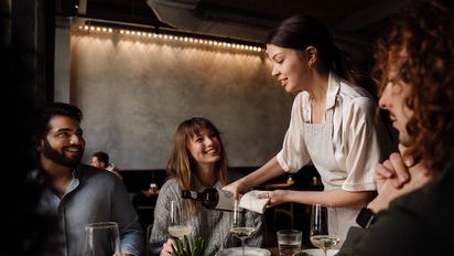 Descubre la vibrante escena gastronómica de Medellín a través de estos destacados restaurantes donde la creatividad culinaria y los ambientes acogedores se combinan para ofrecer experiencias inolvidables.