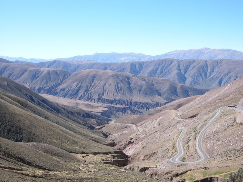 Camino a Maimará, con paisajes que anticipan la preciosidad de la Paleta del Pintor, otra fascinante fisonomía de la región.