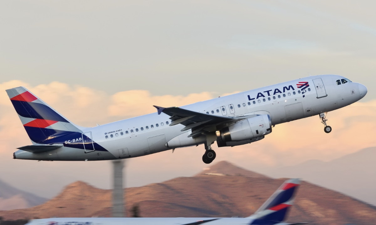 Uno de los aviones de la flota de LATAM Airlines. - Ladevi Medios y Soluciones Uno de los aviones de la flota de LATAM Airlines.