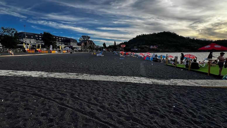 Con la bandera roja se recomienda evitar el uso recreacional de la playa de Pucón.