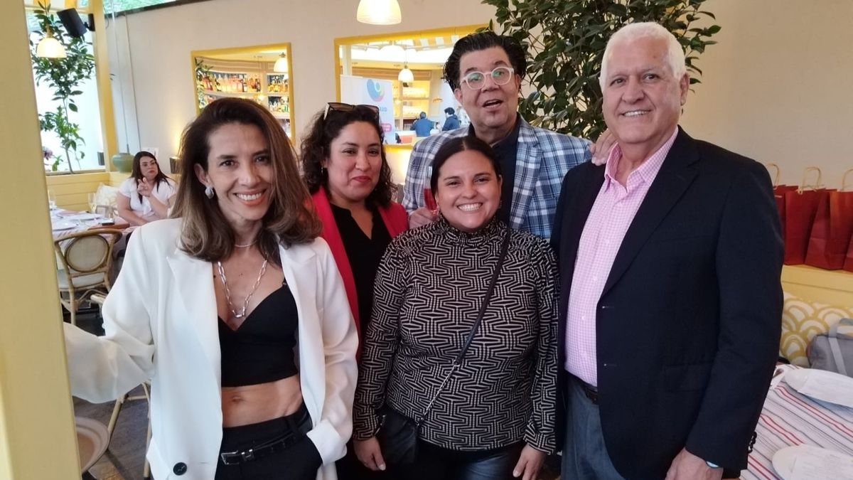 Qureena Ramos y Pablo Herrera junto al equipo de AgentedeViajes.cl. Qureena Ramos y Pablo Herrera junto al equipo de AgentedeViajes.cl.