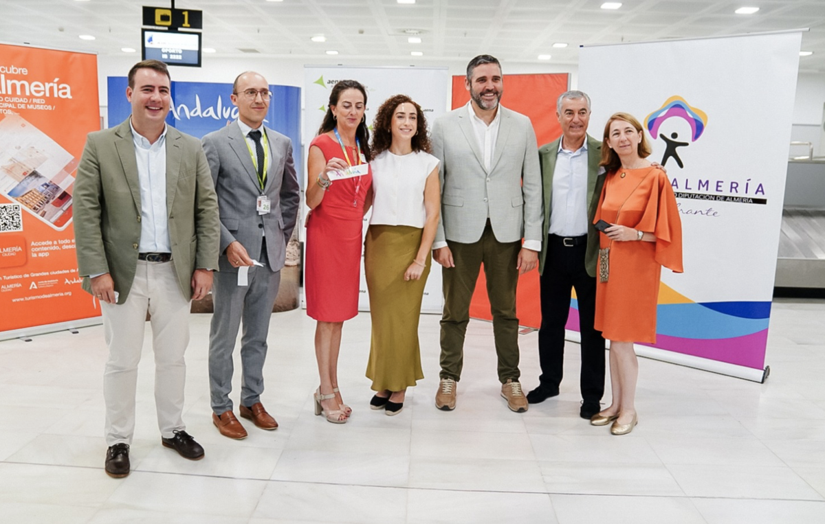 Representantes de Soltour y de Almería, durante la inauguración del vuelo directo entre el aeropuerto andaluz y Oporto.
