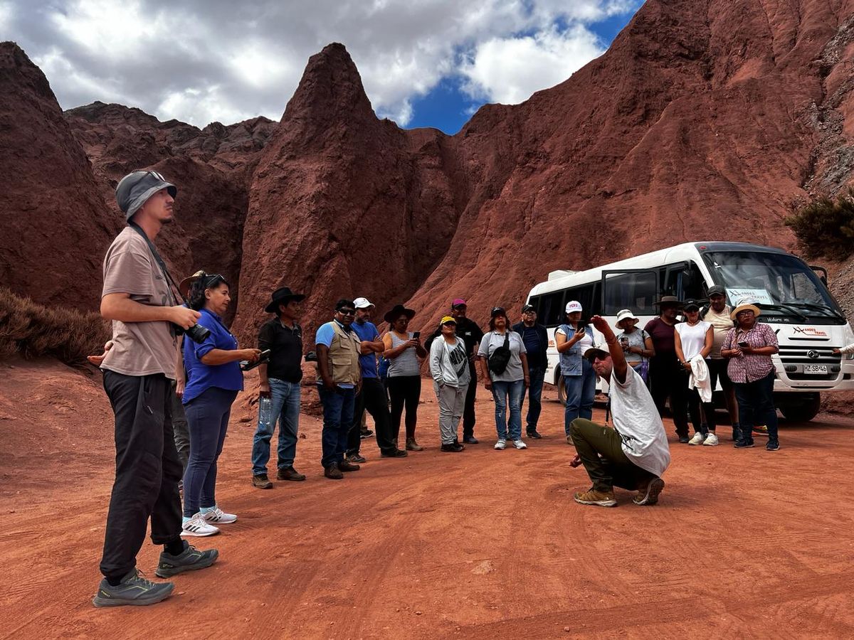 Turismo Sostenible en San Pedro de Atacama: representantes de Jujuy, Tarija, Tacna, Ica, Cuzco y Taltal participaron de un recorrido por el Valle del Arcoíris.