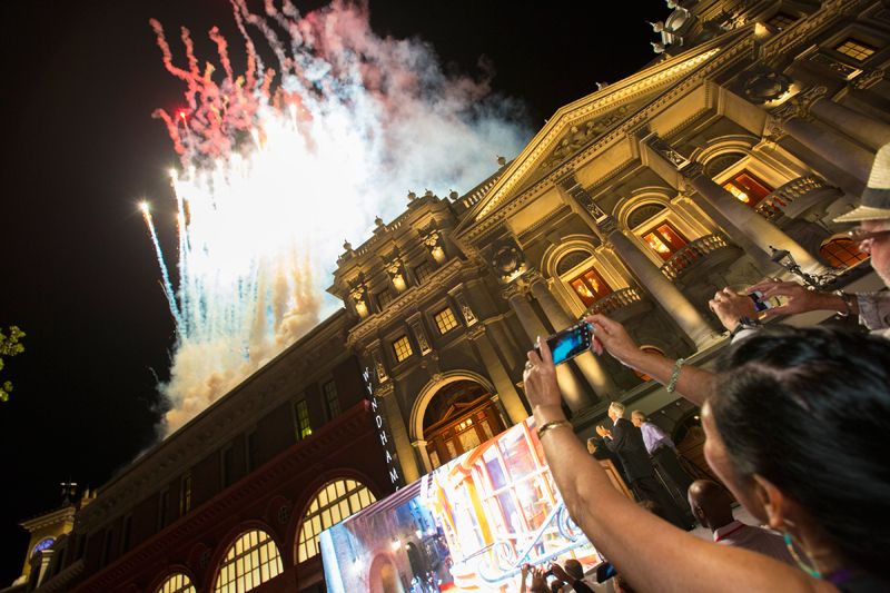 Celebrando la preapertura de Diagon Alley.