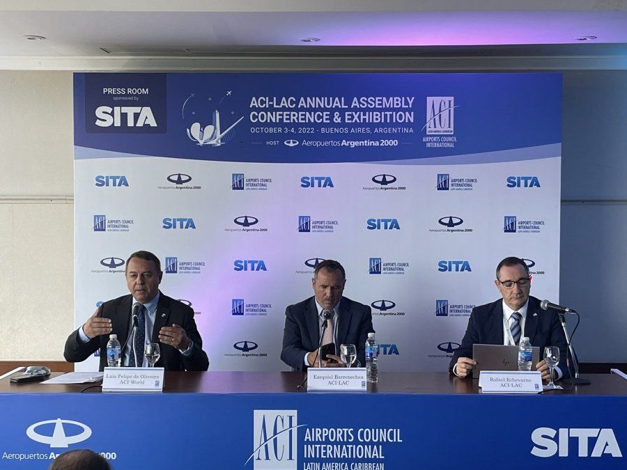 Las autoridades a pleno: Luiz Felipe de Oliveira, director General y CEO de ACI; Ezequiel Barrenechea, presidente de ACI-LAC; y Rafael Echevarne, director General y CEO de ACI-LAC