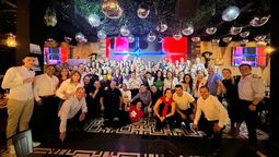 Alicia Maldonado, gerente general, y Olga Lucía Salazar, gerente comercial de Global Mercado del Turismo, junto a su equipo e invitados durante la celebración de fin de año.