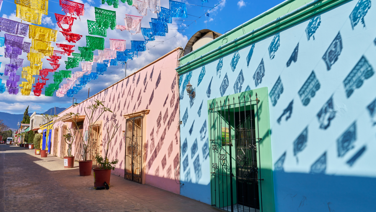 Las pintorescas calles de Oaxaca capital te transportan a otra época.