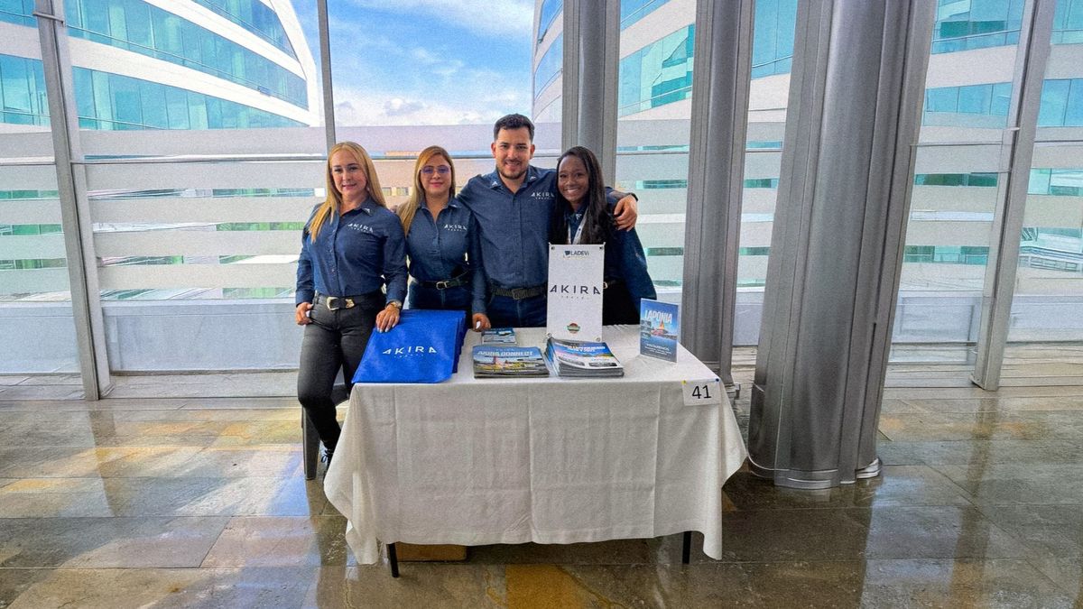 Estefany Díaz, Lizeth Hernández, Jonathan Salazar y Raquel Perea, comerciales de Akira Travel.